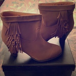 Brown boots with fringe